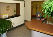 �Â��̎�t�͖��邭���